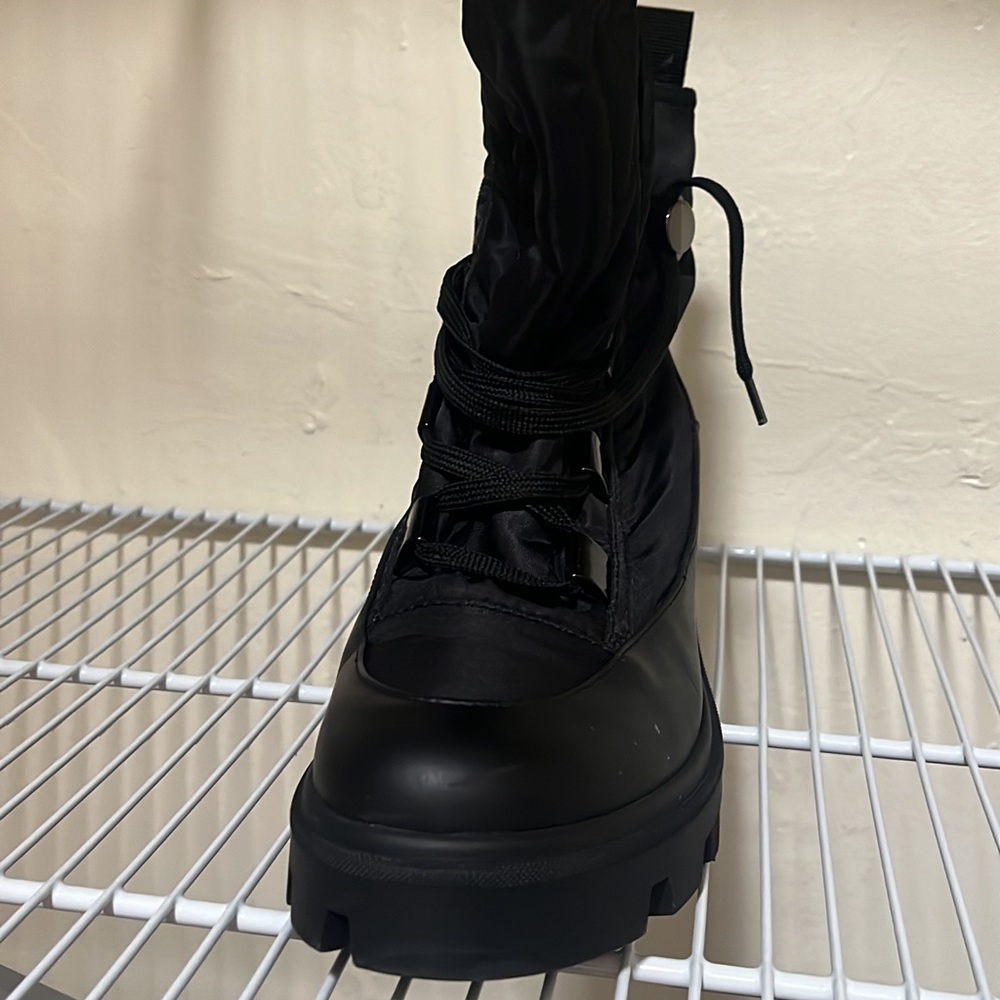 Original moncler boots slightly worn, won’t wear it a lot in Miami